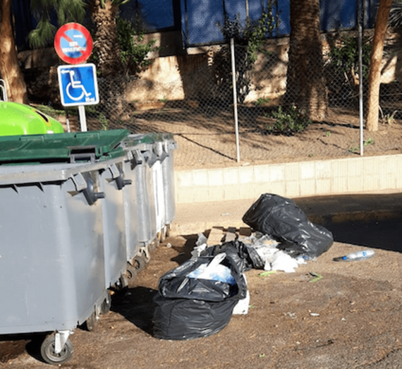 Imagen de los contenedores de basura del Mercado, un foco de malos olores e insalubridad (Foto TA)